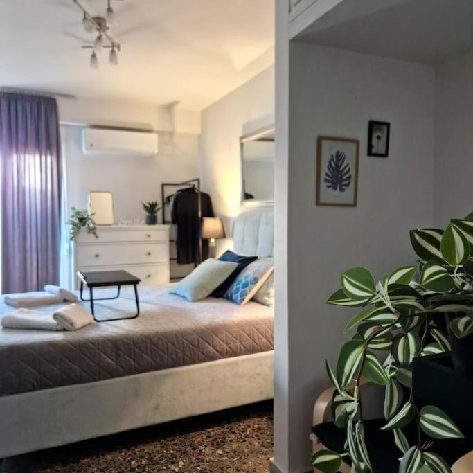 Chic Apt Near Acropolis - Avdi Square Афіни Екстер'єр фото