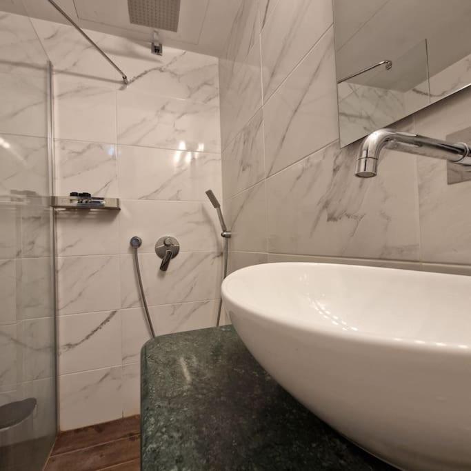Chic Apt Near Acropolis - Avdi Square Афіни Екстер'єр фото