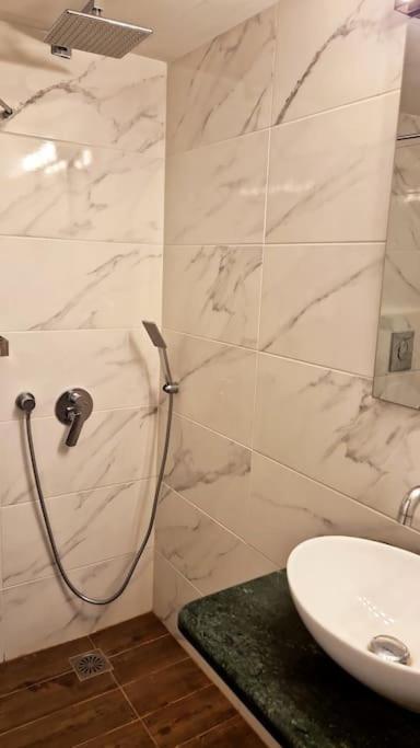 Chic Apt Near Acropolis - Avdi Square Афіни Екстер'єр фото