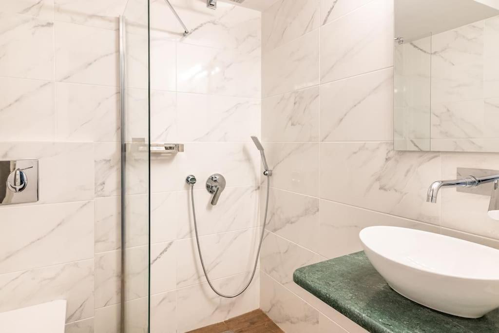 Chic Apt Near Acropolis - Avdi Square Афіни Екстер'єр фото