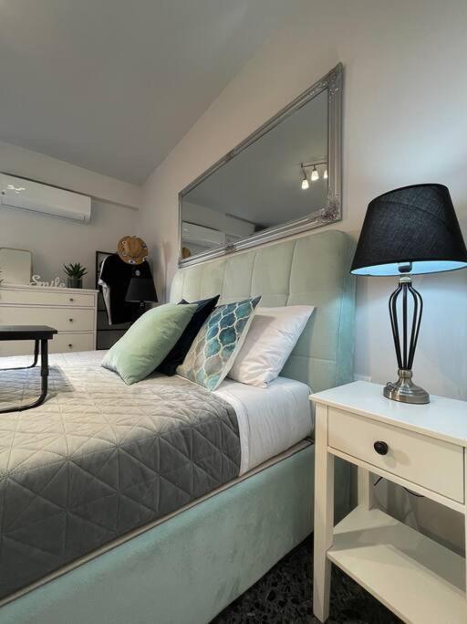 Chic Apt Near Acropolis - Avdi Square Афіни Екстер'єр фото