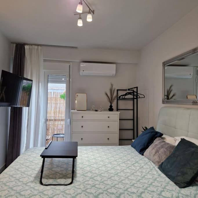 Chic Apt Near Acropolis - Avdi Square Афіни Екстер'єр фото